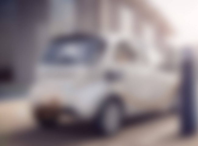 E-Fahrzeug, dass an eine Ladesäule angeschlossen ist