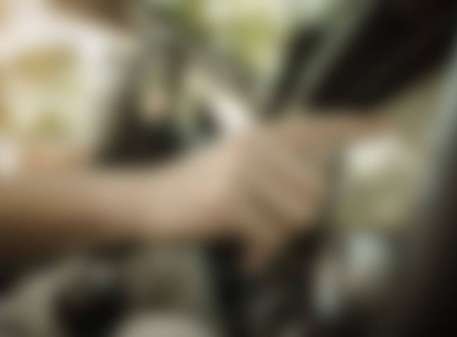 Zeigefinder bedient die Navigation im Auto