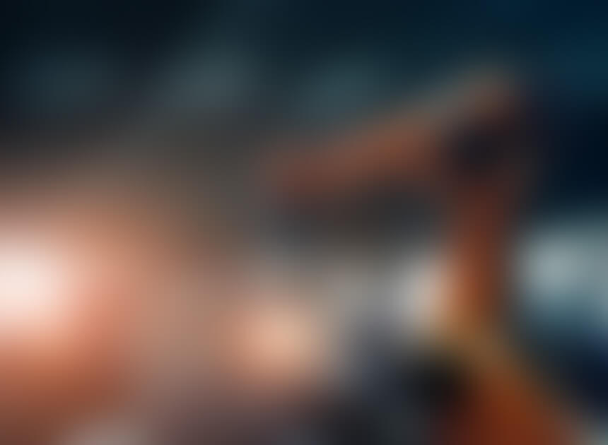 Roboterarm schweißt an einem Motor